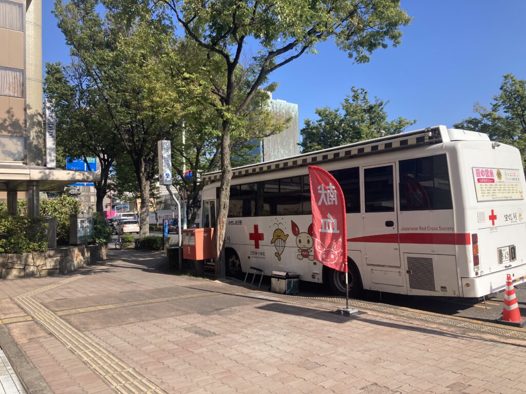 市役所前に止められていた献血車