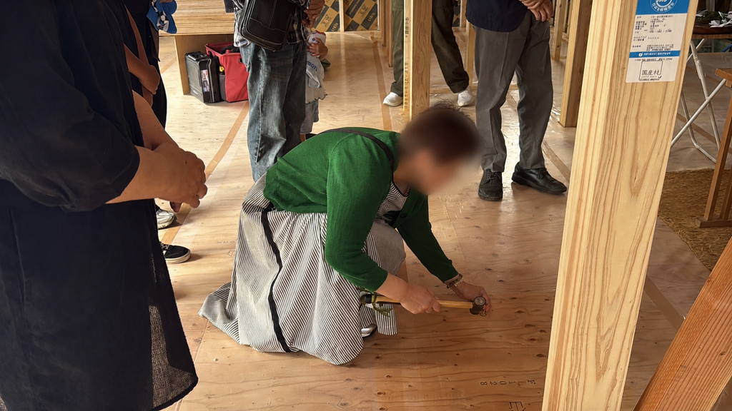 釘打ちのアップ 高松市の新築住宅上棟式でご家族が釘打ちを体験