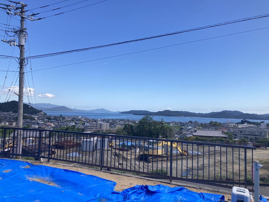 高松市牟礼町の新築住宅でお施主様と現場打合せ